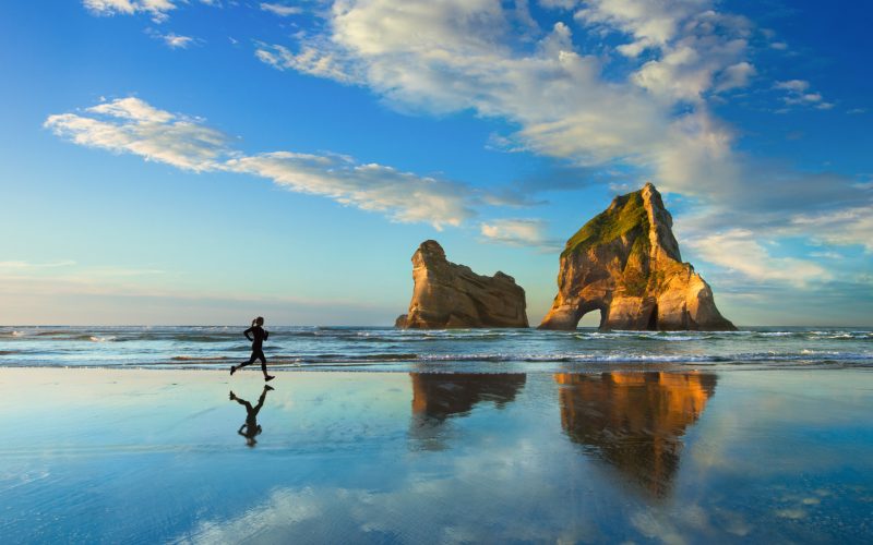 preciosa playa con chica corriendo