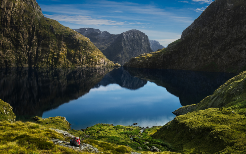 Preicioso lago entre las montañas