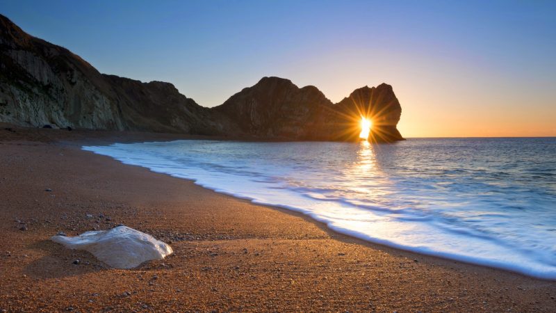 atardecer-playa-con-rocas-foto