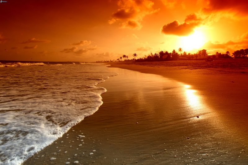 playa-al-atardecer-color-anaranjado-foto