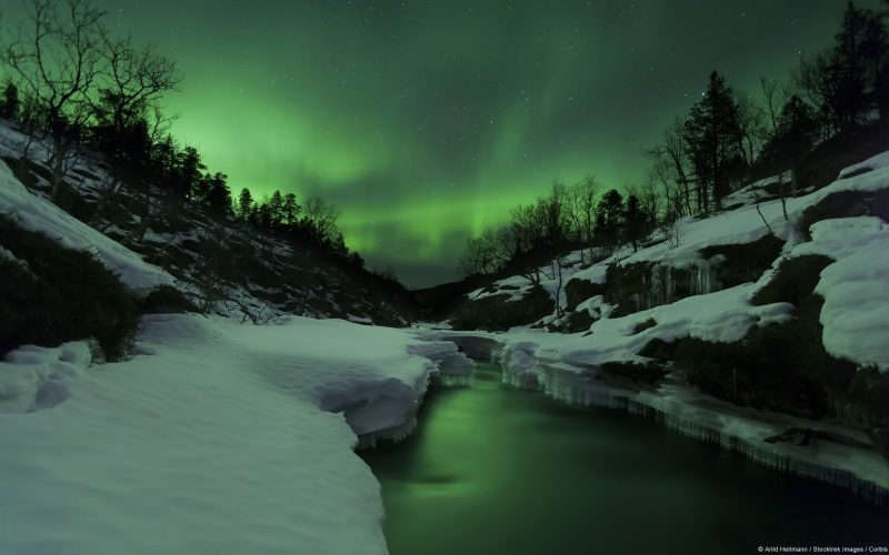 Naturaleza con aurora boreal