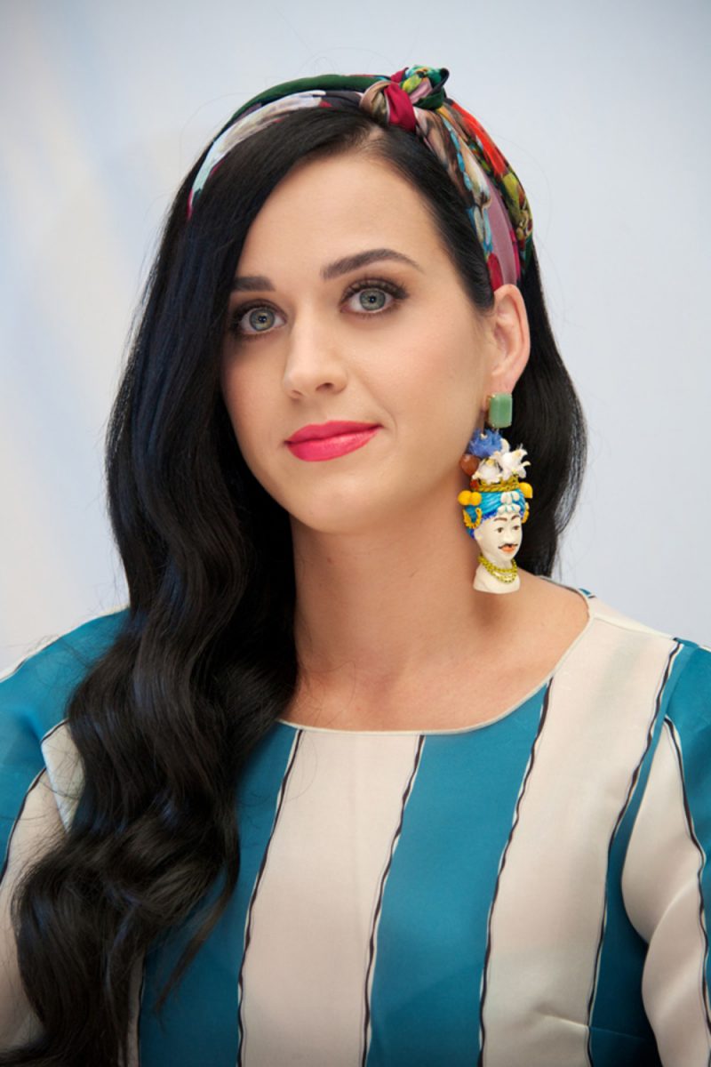 katy-perry-pelo-largo-negro-fotos