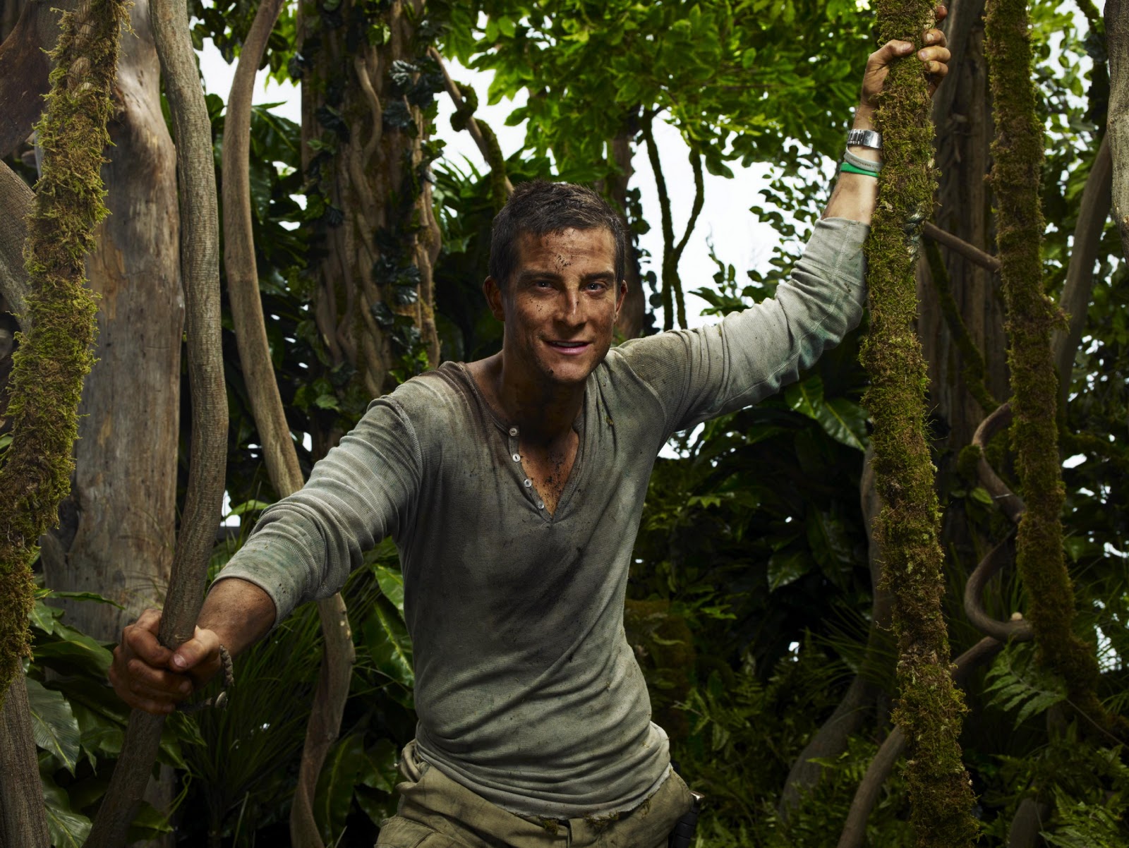 Сила джунглей. Беар Гриллс необитаемый остров. Беар Гриллс в джунглях. Беар Гриллс джунгли Амазонии. Мужчина в джунглях.