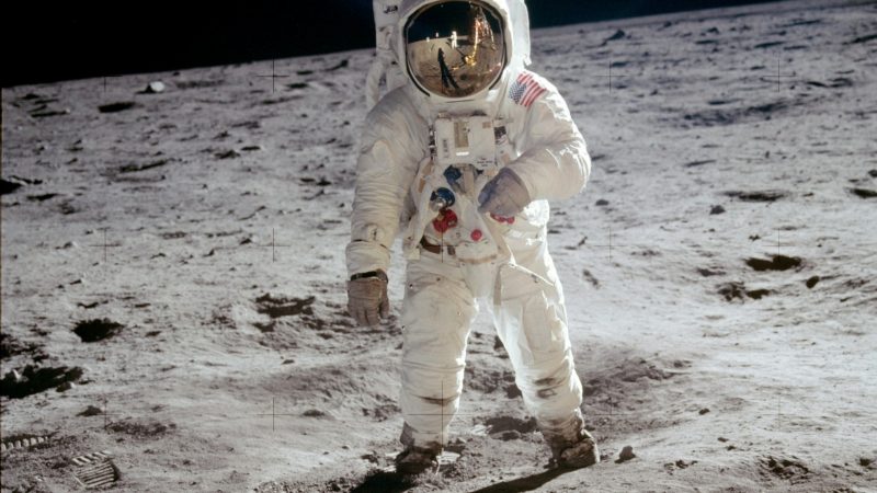 Foto de astronauta en la Luna