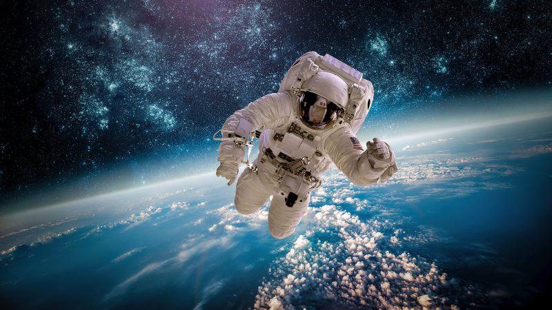 Astronauta orbitando la Tierra fondo de pantalla
