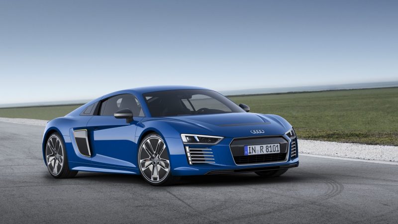 Audi r8 e Tron azul de lado