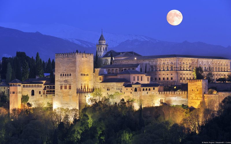 La Alhambra iluminada Andalucía España