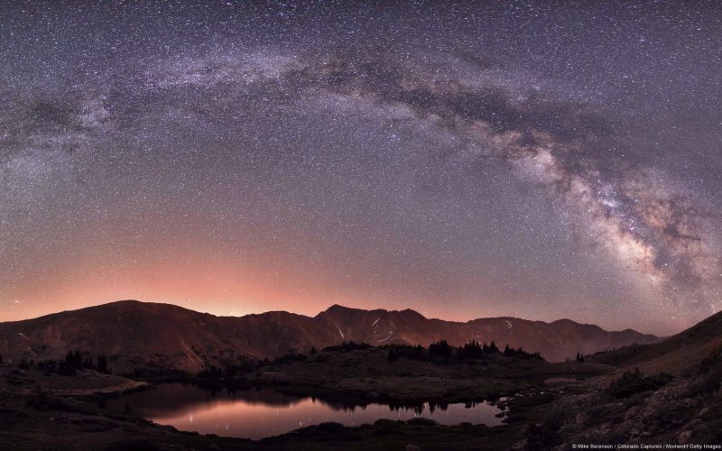 Vía Láctea sobre las Montañas Rocosas de Colorado, Estados Unidos