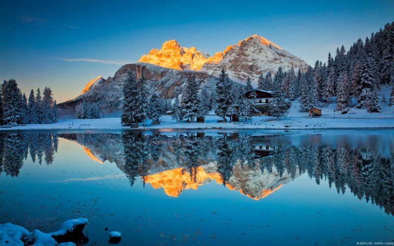 Lago Misurina al amanecer Cadore Veneto Italia