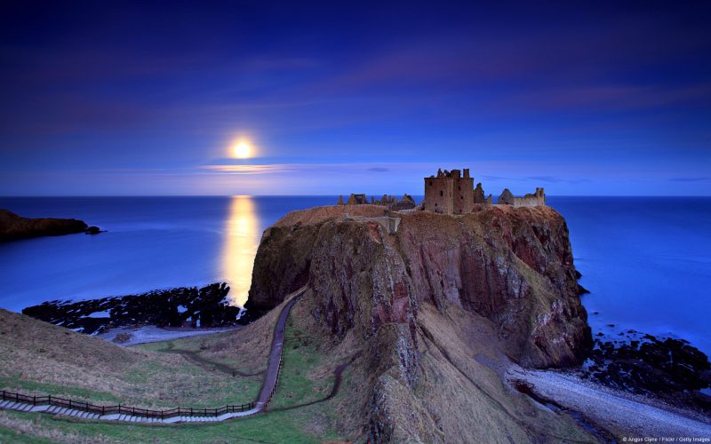 Luna llena emergiendo castillo de Dunnottar Escocia Reino Unido