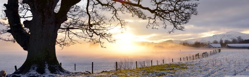 Luz crepuscular sobre un campo nevado en Perthshire, Escocia