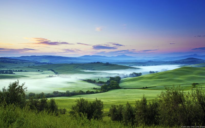 Niebla al amanecer La Toscana Italia