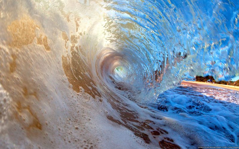 Ola rompiendo en la playa secreta de Maui Hawai