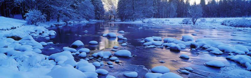 Rio Merced helado Yosemite en California, Estados Unidos