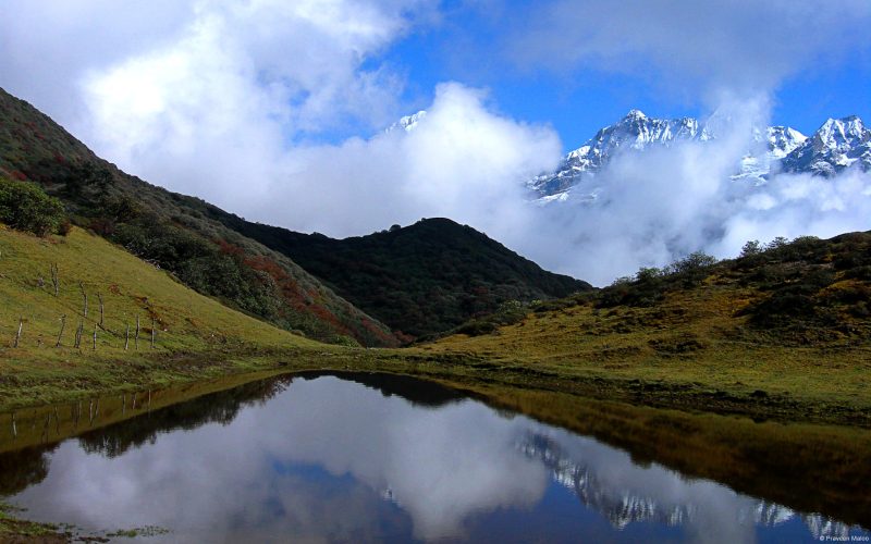 Reflejos de Montañas en el Parque Nacional de Kanchenjunga North Sikkim, India