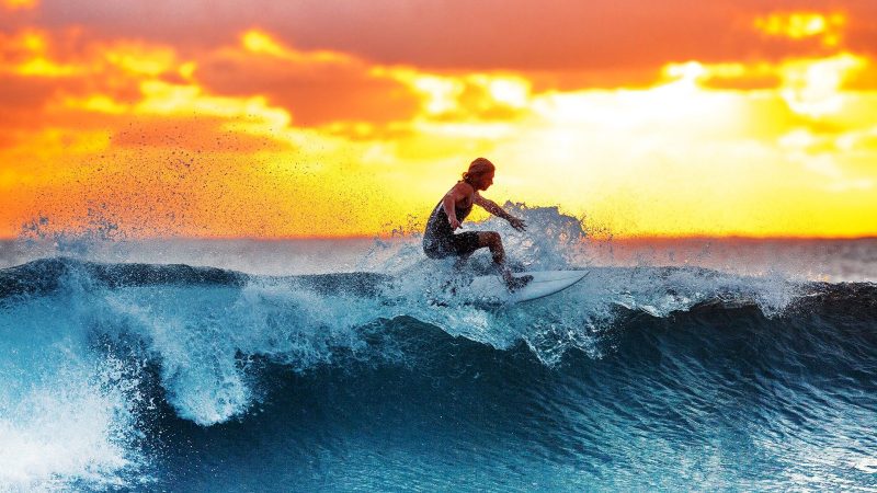 Surfista sobre la ola