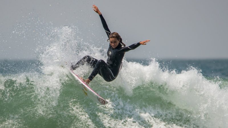 Chicas haciendo surf fondo de pantalla, wallpaper, imágenes y fotos de chica surfista
