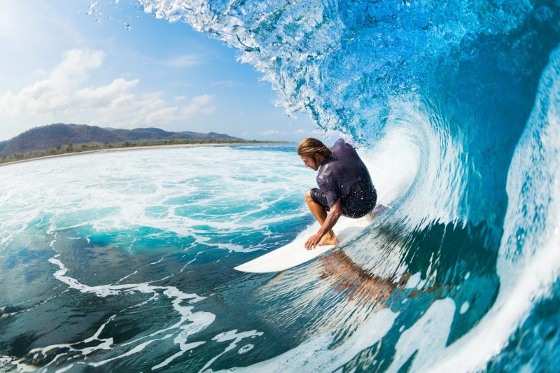 Fotos de surfistas en las olas